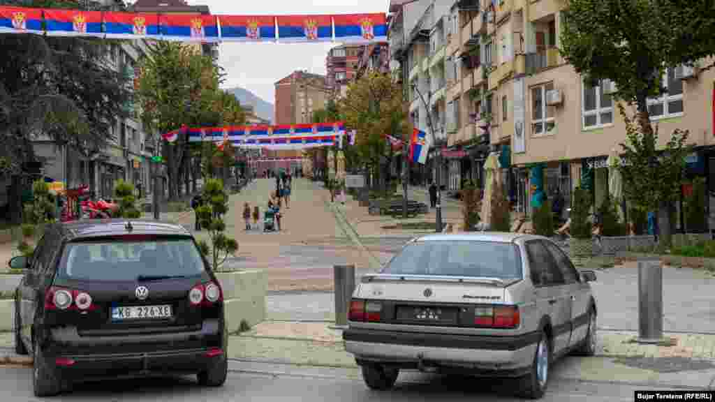 Më 5 nëntor, përfaqësuesit politikë të serbëve në Kosovë njoftuan për largimin e zyrtarëve serbë nga institucionet e Kosovës në veri përfshirë nga: policia, prokuroria, gjykata, prokuroria dhe Kuvendi e Qeveria qendrore.&nbsp;