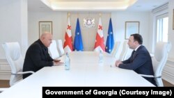 სამხრეთ ოსეთის ადმინისტრაციის ხელმძღვანელი თამაზ ბესტაევი, საქართველოს პრემიერ-მინისტრი ირაკლი ღარიბაშვილი. 