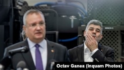 Coaliția de guvernare amână majorarea impozitelor locale până la 1 ianuarie 2025. În varianta plecată de la Palatul Victoria, impozitul pe proprietate ar fi crescut cu 25%, iar Senatul a votat o majorare de până la 50%. Imagine cu Nicolae Ciucă (stânga) și Marcel Ciolacu.