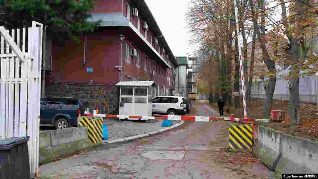 Në stacionin policor në Mitrovicë të Veriut, më 7 nëntor, policët serbë, që dhanë dorëheqje, kanë dorëzuar armët e tyre.&nbsp;