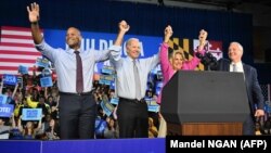 Președintele Joe Biden și prima doamnă a SUA Jill Biden în timpul unui miting electoral la Universitatea de Stat Bowie din Bowie, Maryland, pe 7 noiembrie 2022 . (Foto de Mandel NGAN / AFP)