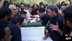 په اسلام اباد کې د ارشد شريف مړی هدیرې ته وړل کيږي.