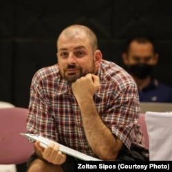 Ziaristul Zoltan Sipos, de la publicația independentă Atlatszo Erdely a documentat în ultimii ani investițiile guvernului lui Viktor Orban în România.