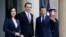 Nisur prej majtas: Presidentja e Kosovës, Vjosa Osmani, kryeministri i Kosovës, Albin Kurti dhe presidenti francez, Emmanuel Macron, pas një takimi në Pallatin Elysee, në nëntor të vitit 2022. (Foto: AFP)