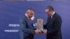 Presidenti serb, Aleksandar Vuçiq, duke i dhënë medalje ish-drejtorit të Policisë për rajonin e veriut, Nenad Gjuriq. 