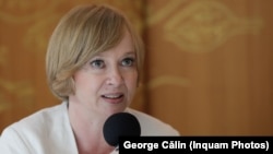 Emilia Șercan, jurnalistă de investigații, spune în interviul pentru Europa Liberă că este urmărită. Ea susține că ar putea fi vorba despre o intimidare sau despre faptul că persoanele respective vor să afle dacă există anumite surse care îi livrează informații.