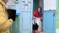  O voluntară din Republica Moldova ajută bătrânii să ceară ajutor pentru încălzire 