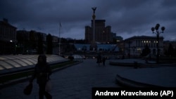 Электр энергиясын үнөмдөө үчүн Киевде көчөдөгү жарыктар өчүрүлүүдө.