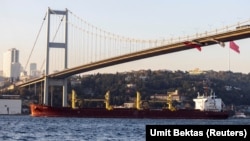 Zante, një anije mallrash që transportonte grurë ukrainas, duke kaluar transit në Bosfor, Stamboll, Turqi, nëntor 2022.