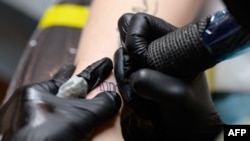 Popularnost tetoviranja kod mladih u svetu sve je veća (detalj iz jednog od studija za tetovažu u Njujorku)