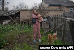 უკრაინის ხელისუფლებას დემიდივში წყალი შეჰქონდა, მაგრამ შეწყვიტა ოქტომბერში, როცა ავტოცისტერნა გაფუჭდა და ხალხი იძულებული გახდა ბინძური წყალი მოეხმარა. "სხვა არჩევანი არ არის. არ გვაქვს ბოთლებში ჩამოსხმული წყლის საყიდელი ფული", უთხრა ირინა სტეტცენკომ Associated Press-ს. მისი ოჯახის წევრებს ფაღარათი აქვთ და მას თავისი ორი მოზარდი შვილის ჯანმრთელობა აშფოთებს.