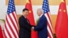Președintele american Joe Biden și cel chinez Xi Jinping, la debutul întrevederii pe care o au, luni, în Bali, Indonezia, cu ocazia Summit-ului G20.