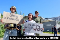 აქცია აშშ-ის საელჩოსთან რუსეთის ტყვეობაში მყოფი ადამიანების გათავისუფლების მოთხოვნით, პუტინისა და ტრამპის შეხვედრის დღეს. კიევი. 2025 წლის 15 აგვისტო