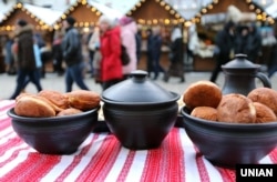 Стіл з частуваннями на Різдвяному ярмарку у Львові, 6 січня 2017 року