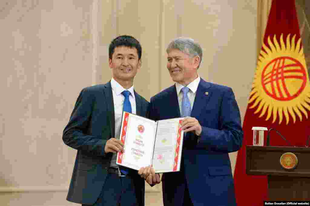 Кыргыз Республикасынын президенти Алмазбек Атамбаевдин колунан президенттин Ардак грамотасын алган учур. Бул күнү Улан Эгизбаев тарткан "Азыркынын Дүйшөнү" тасмасынын каарманы Кеңешбек Шоруков "Эмгек сиңирген мугалим" наамын алган эле. Аз күн мурда Шоруковго "КМШнын эл агартуусунун отличниги" төш белгиси тапшырылган.