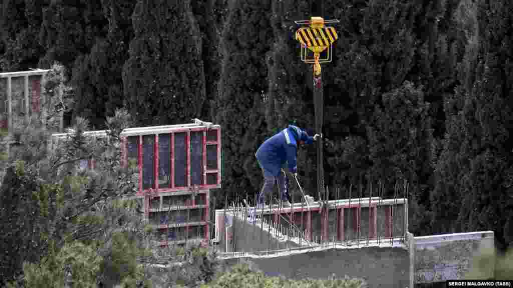 У Фороському парку тривають будівельні роботи. Російський глава Криму Сергій Аксенов приїжджав у Форос двічі: 1 березня за підсумками огляду він заявив, що &laquo;органи влади не спілкувалися з місцевими жителями, на місце не виходили, деталі не з'ясовували, консенсусу дійти не намагалися&raquo;. Він пообіцяв, що прохід на територію парку залишиться вільним для всіх, а на кожне вирубане дерево висадять, щонайменше, п'ять компенсаційних. У другій візит Аксенов повідомив, що російська прокуратура Криму до 23 березня перевірить законність будівництва на території Фороської парку