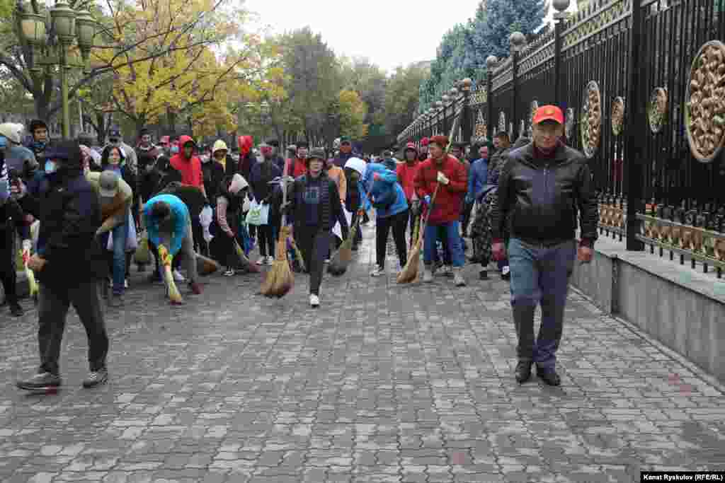 Волонтеры убрали мусор на территории здания ЖК и за оградой.