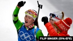 Дарья Домрачева (сулда) үз такымындагы кызлар белән җиңүгә шатлана