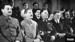 Andrei Jdanov, Iosif Stalin, Mihail Kalinin, Andrei Andreiev participând la prima întrunire a Sovietului Suprem al URSS.