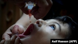 د شمالي وزيرستان د روغتیا ادارې مرستیال ډاکټر شمس الرحمان وايي، پوليو وهلي دواړه ماشومان هغه دي چې واکسين شوي نه ول خو واکسينېټرانو يې ګوتې وررنګ کړې وې.