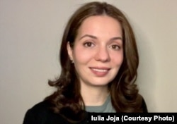 Iulia Joja predă Securitate Europeană la Georgetown University și George Washington University.