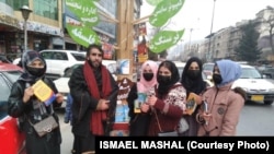 اسماعیل مشعل در کنار شماری از دختران دانش آموز که از تحصیل و کار محروم شده اند. 