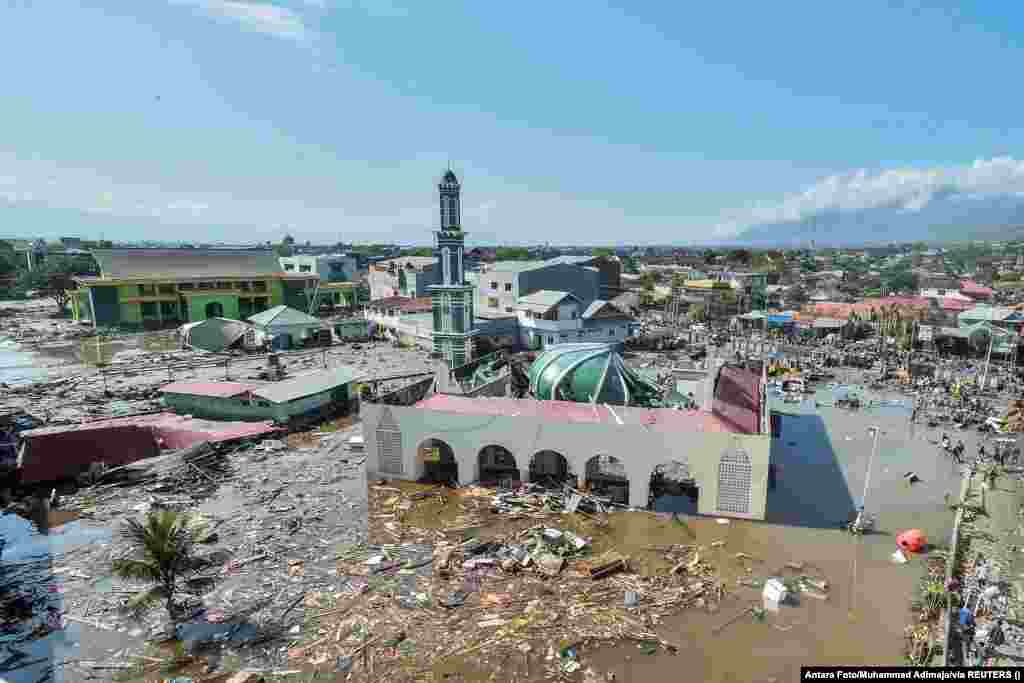 Поглед на џамијата Бајтуррахман, која беше погодена од цунами по земјотресот во Западен Палу, Централен Сулавеси, Индонезија, на 30 септември 2018 година. Земјотресот со јачина од 7,5 степени на 28 септември предизвика цунами во кое загинаа околу 4.300 луѓе.