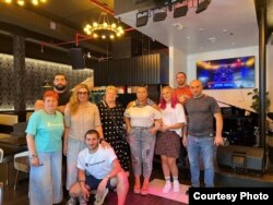 ბელა საქართველოდან ჩასულ ემიგრანტებთან ერთად