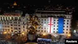 Площадь Свободы в Тбилиси, флаги Грузии и ЕС