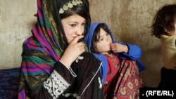 برخی از دختران محروم از تحصیل ادعا می‌کنند که قربانی ازدواج‌های اجباری حتا با اعضای طالبان شده‌اند.