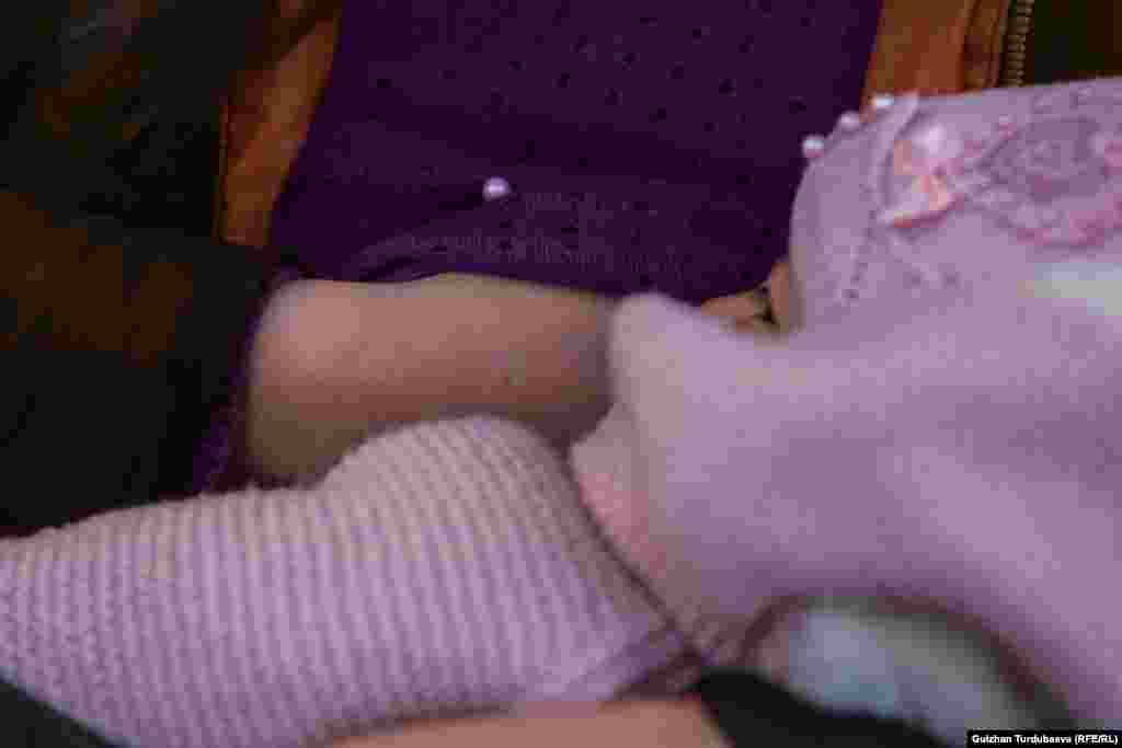 "Пандемия болбогондо баары башкача болмок деп ойлой берем. Күйөөмө кайтпайт болчумун. Азыр эми үчүнчү кызым төрөлдү".