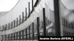 Fotografitë dhe emrat e personave të vrarë në kompleksin memorial  për masakrën në Reçak. Fotografi ilustruese nga arkivi. 