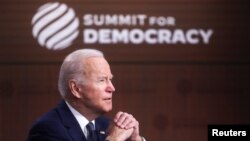 АКШ президенти Жо Байден саммитте.