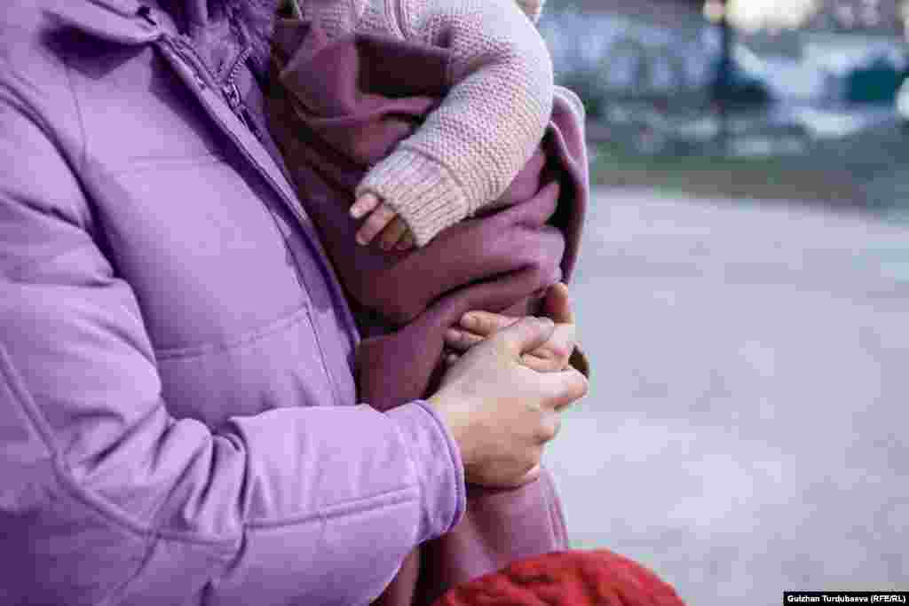 "Экинчи кызым төрөлгөндө эле күйөөм менен ажырашкам. Кыздарымды бала багуучуга каратып, өзүм иштеп жаткам. Пандемия башталып, жумушум токтоп калганда ачка калдык. Айла жок күйөөмө кайтып келдим... Анан үчүнчү кызым төрөлдү...".&nbsp; &nbsp;