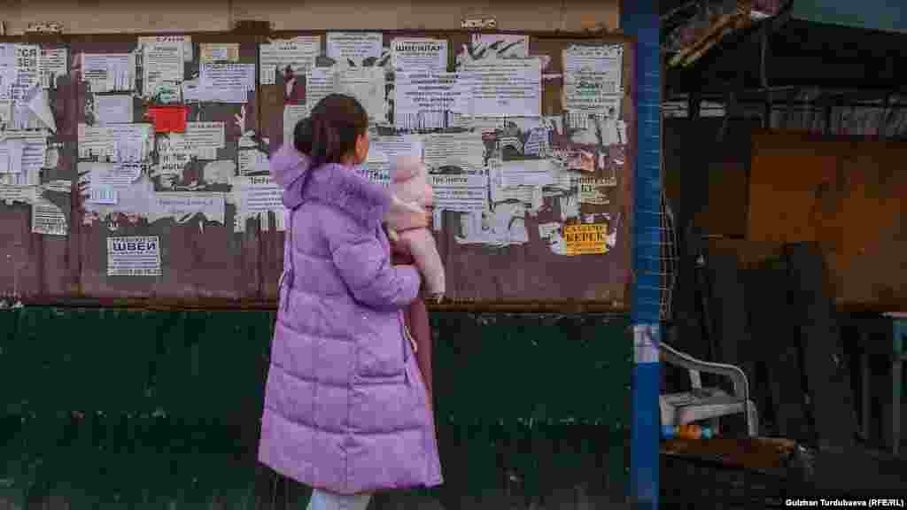 "Кичине кызыма төрт ай болду. Азыр жумуш издеп жатам. Жакшы жумуш чыгып калса, кыздарымды бала багуучуга калтырып, өзүм жумушка чыксамбы деп турам... бирок балалуу энеге жумуш табыш өтө кыйын тура".