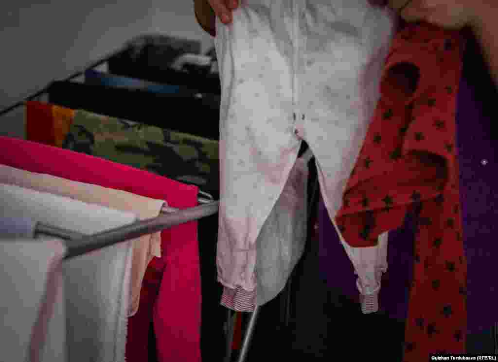 "Күйөөм сабаган учурда көп эле жолу милиция чакырдым. Ишенесизби мындайда жада калса милиция жардам бербейт экен. Милиция келет, үч күнгө ордер жазып берет, болду. Үч күн урбаганы эле болбосо, көр жемеси токтобойт. Үч күн өткөндөн кийин кайра эле сабайт. Аялды сабаганы үчүн жок дегенде эки-үч күнгө камап койсо эсине келет беле... Анан милиция деле чакырбай калдым".