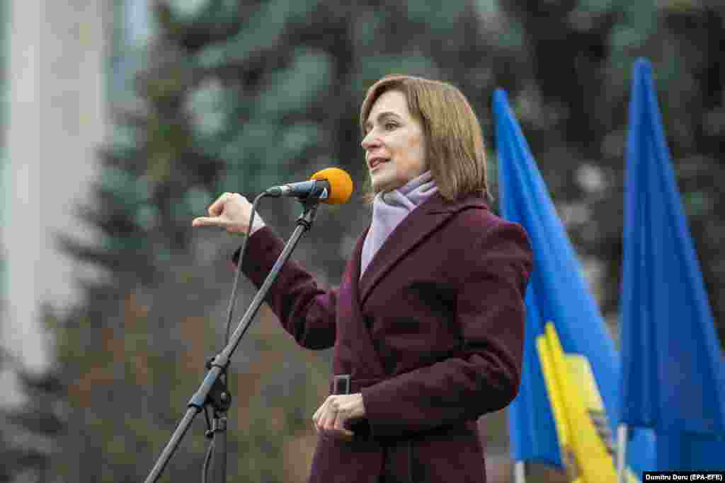 Мая Санду, на заклик якої й зібрався мітинг, виступаючи перед демонстрантами, теж повторила вимогу відставки уряду прем&rsquo;єр-міністра Йона Кіку і позачергових виборів парламенту. На фото:&nbsp;Обрана президенка Молдови Майя Санду звертається до прихильників під час мітингу у центрі Кишинева, 6 грудня 2020 року