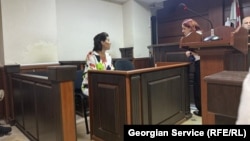 ეკა მიშველაძე სასამართლო სხდომის დაწყებამდე, 12 ივნისი, 2025 წელი