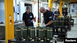 В деня на подписването на договора между "Райнметал" и Румъния оръжейният гигант откри нов завод за артилерийски боеприпаси в германския град Унтерлюс, 27 август 2025 г.