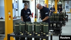 În ziua semnării contractului cu România, Rheinmetall a inaugurat o nouă fabrică de muniție de artilerie, în Germania, la Unterluess. În imagine: angajații lucrează în hala de încărcare a muniției și ambalare, pe 27 august 2025.