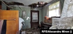 Odaia încă așteaptă întoarcerea proprietarului, probabil o doamnă, care aranja la dungă toate perdelele camerei. Chiar și așa a plecat în fugă și a uitat să închidă dulapul.