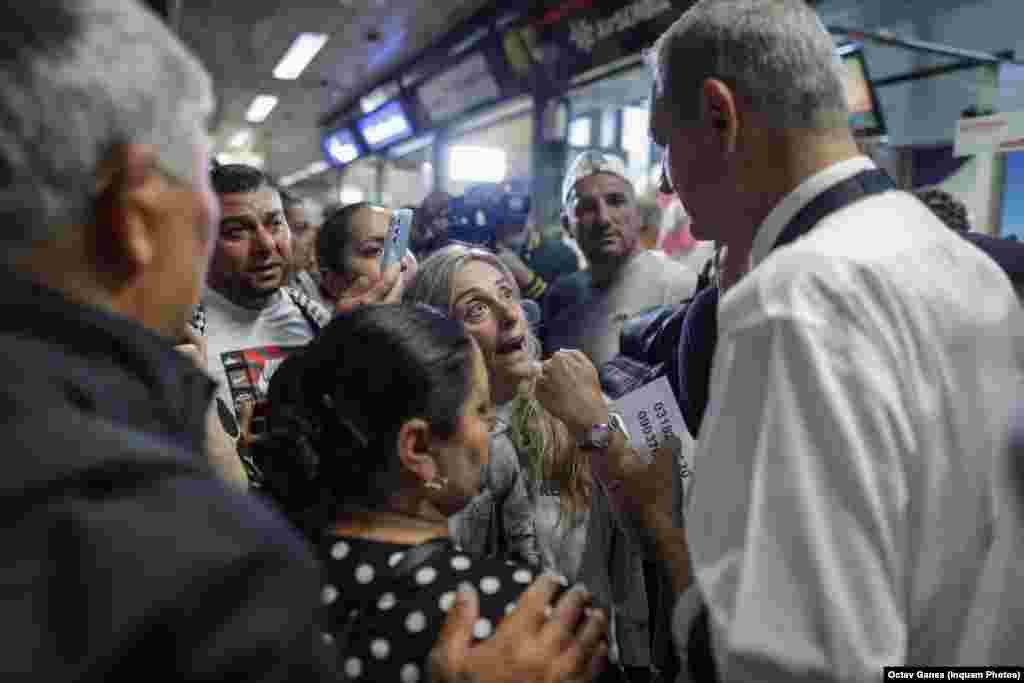 Mai mulți pasageri au aflat că le-au fost anulate cursele de pe aeroport. Pe &bdquo;Henri Coandă&rdquo; din Otopeni, aeroportul care deservește Bucureștiul, unii pasageri nemulțumiți au început să scandeze împotriva companiei.