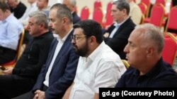 დიმიტრი ხუნდაძე (მარჯვნივ) "ქართული ოცნების" შეკრებაზე კაჭრეთში