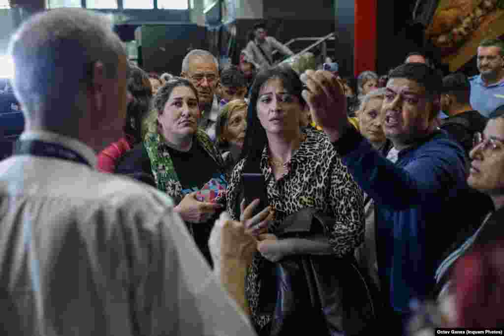 Peste 1.000 de pasageri ai Blue Air se pregăteau de îmbarcare când compania a anunțat sistarea zborurilor, spune purtătorul de cuvânt al Companiei Aeroporturi București, Valentin Iordache, citat de&nbsp;Hotnews. &bdquo;Pasagerii au fost supărați, dar nu recalcitranți. Au primit alimente și apă&rdquo;, a susținut purtătorul de cuvânt al Companiei Aeroporturi București, conform sursei citate. &bdquo;Tatăl meu este în aeroport de aproape 12 h, așteptând să plece la o cursa programată la ora 10:50&rdquo;, a comentat Alexandra pe Facebook.&nbsp;