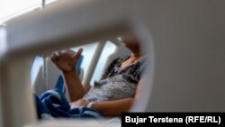 Një paciente pas ndërhyrjes kirurgjike në Klinikën Torakale, QKUK, Prishtinë, shtator 2022.