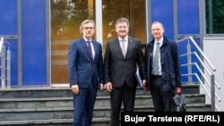 I dërguari i Posaçëm i BE-së për dialogun Kosovë-Serbi, Mirosllav Lajçak, dhe këshilltarët e sapoemëruar të Gjermanisë dhe Francës për këtë dialog, Jenns Plettner dhe Emmanuel Beaune, Prishtinë 9 shtator 2022. 