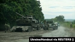 Militari ucraineni se pregătesc să transporte un tanc rusesc capturat în timpul unei operațiuni de contraofensivă, regiunea Harkov, Ucraina. Fotografie difuzată la 11 septembrie 2022