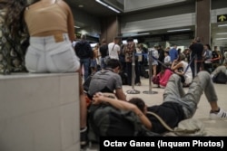 Imagine de pe aeroportul din Otopeni, acolo unde câteva sute de pasageri nu au mai putut pleca după ce BlueAir a anunțat că suspendă zborurile.