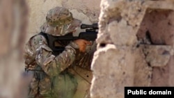Հայաստանի ԶՈՒ զինծառայողը սահմանին մարտական հերթապահության ժամանակ, արխիվ
