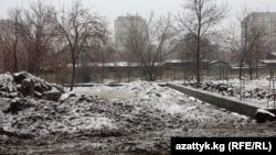 Ата-Түрк сейил багындагы мыйзамсыз курулуш. 2011-жыл.